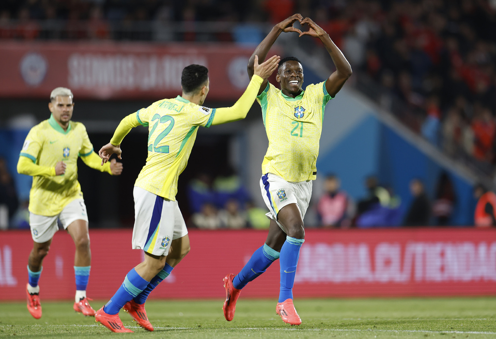 Dupla do Botafogo brilha e Brasil vence o Chile de virada pelas Eliminatórias