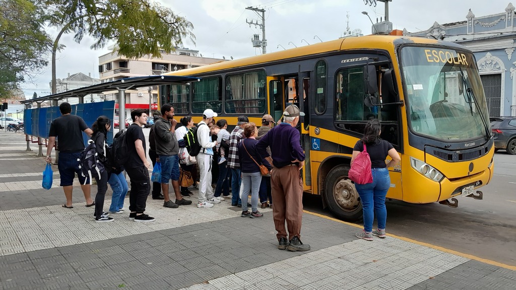 PARA EVITAR PARALISAÇÃO DO TRANSPORTE COLETIVO, PREFEITURA COLOCA ÔNIBUS DA SECRETARIA DE EDUCAÇÃO PARA ATENDER USUÁRIOS.