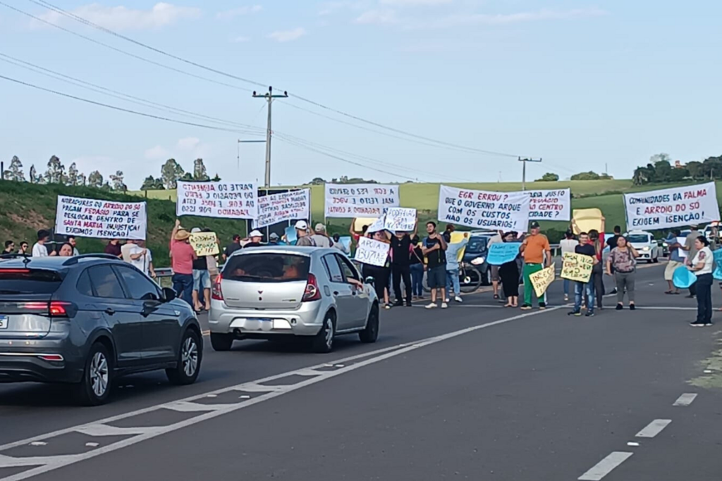 Grupo realiza protesto contra reajuste do pedágio da RSC-287 na tarde deste domingo