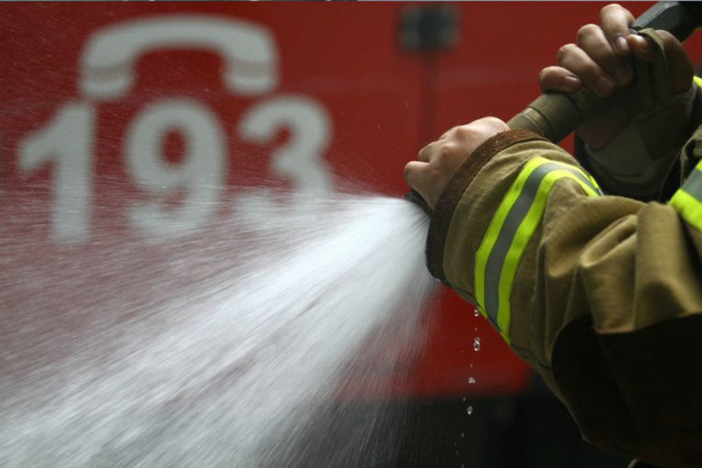 Incêndio destrói parte de pousada na Praia do Rosa, em Imbituba