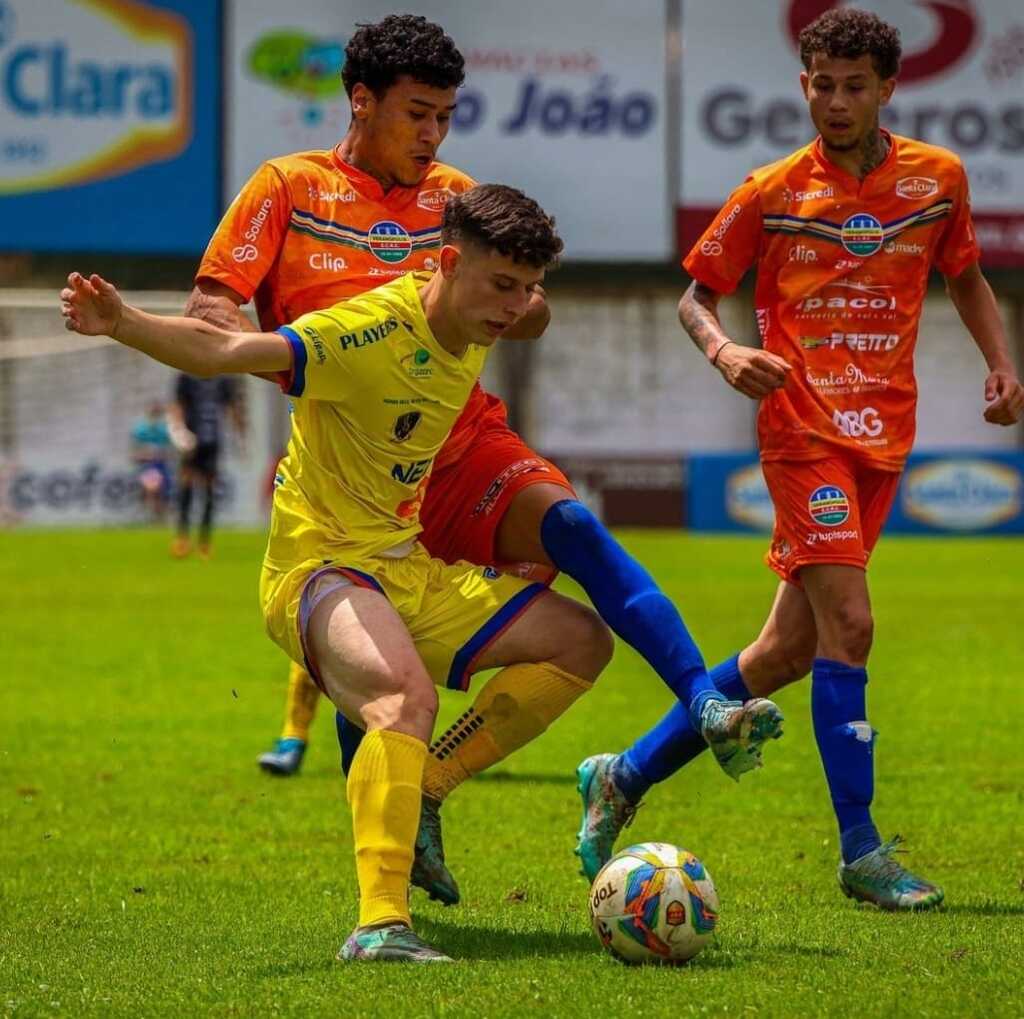 Foto: Kevin Sganzerla - No último domingo, PRS (de amarelo) empatou por 0 a 0 com o Veranópolis, no Antônio David Farina