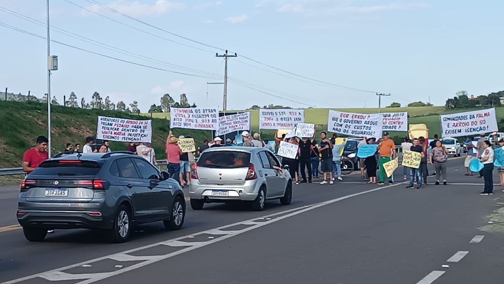 Demorou para a população protestar contra o pedágio na RSC-287