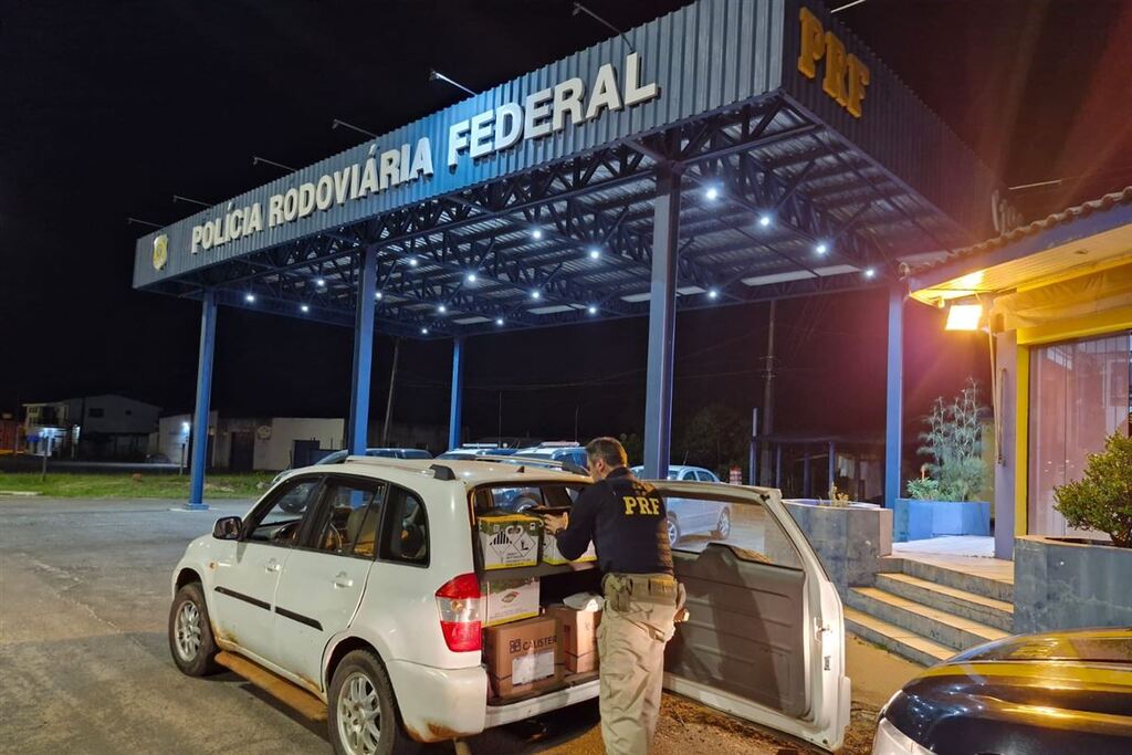 Foto: Polícia Rodoviária Federal (PRF) - Agrotóxicos apreendidos estavam em um automóvel com placas do Paraná