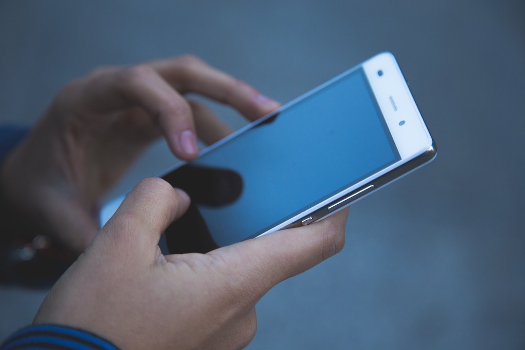 Celular em sala desafia dia a dia de professores, dizem pesquisadores