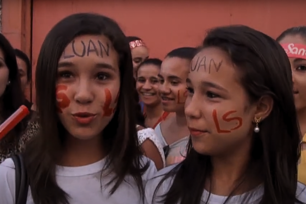 Jaiana Garcia e Gabriel Haesbaert (Youtube Diário/Reprodução) - Show de Luan Santana em 2014 onde aparece em um vídeo as fãs de Luan, Andreia, Andressa Gomes. Na época estavam as gêmeas com 17 anos. O show ocorreu e novembro de 2014.