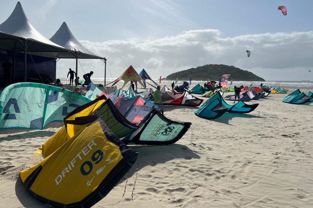 Ibiraquera recebe elite do kitesurf e wingfoil em competição internacional