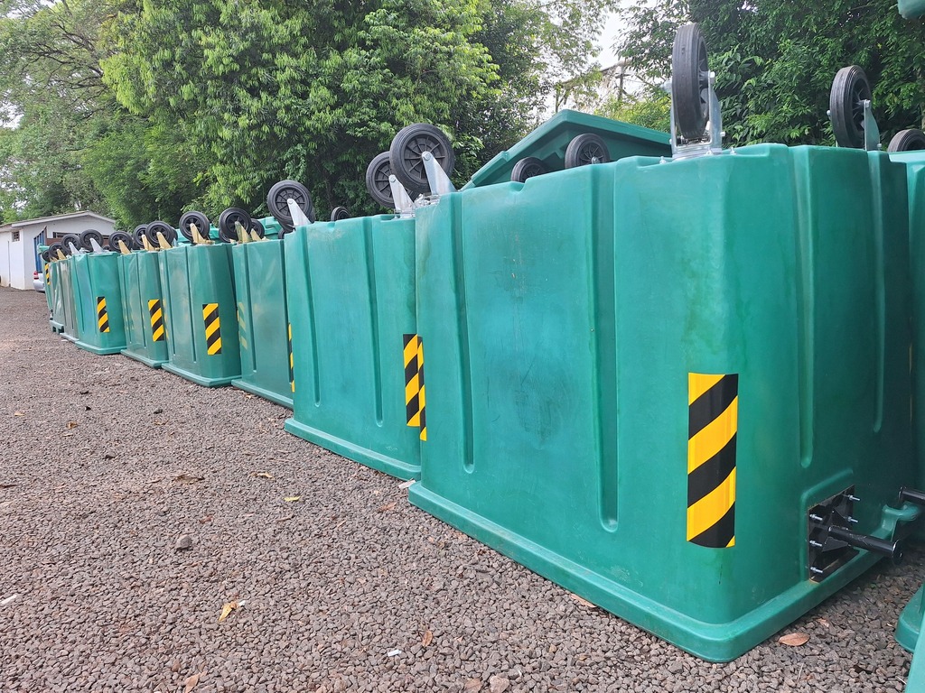 Foto: Divulgação/ Prefeitura de Sul Brasil - Novas lixeiras container em substituição às antigas lixeiras.