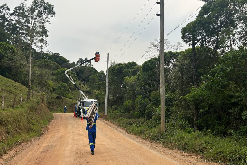 Cerpalo instala postes, transformador e amplia rede em Alto Penha