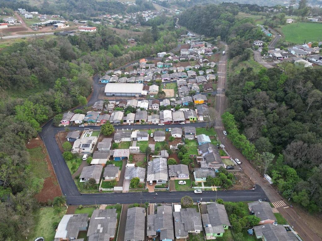 Foto: Divulgação/ Município de Modelo - Asfaltamento do Bairro Palmeiras e Loteamento Kottwitz é concluída.