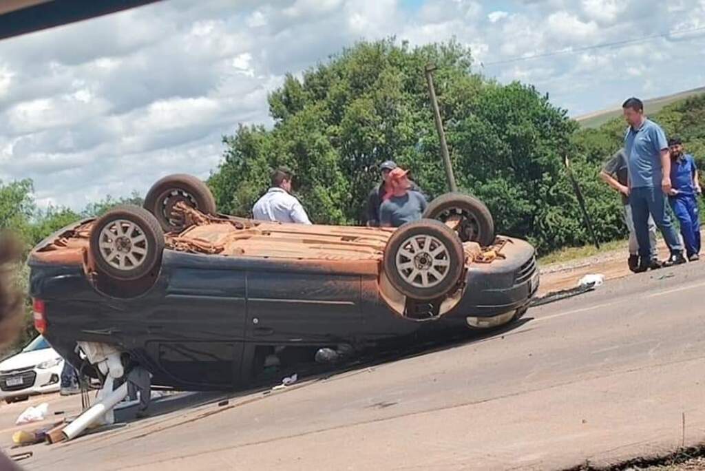 Jovem fica ferida após carro capotar na BR-158, em Júlio de Castilhos