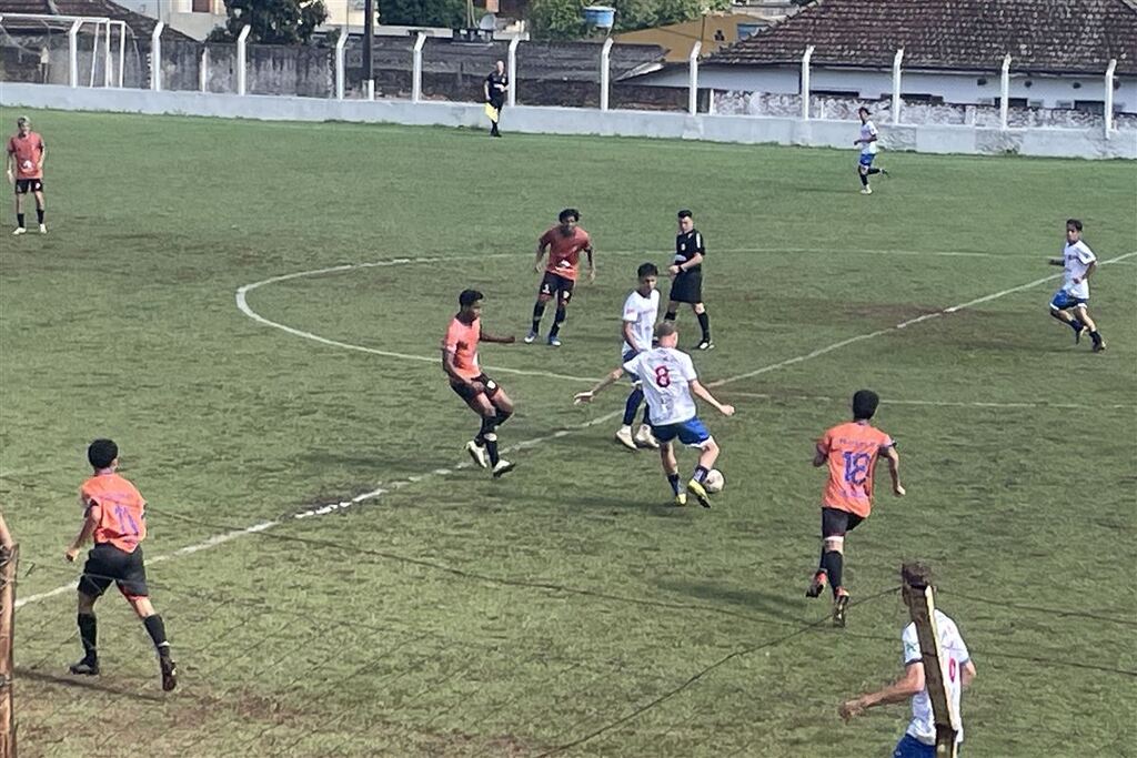 Foto: Gilson Alves - Time santa-mariense (de laranja) bateu o Lajeado, nesta quarta-feira (16), em jogo no Estádio dos Eucaliptos