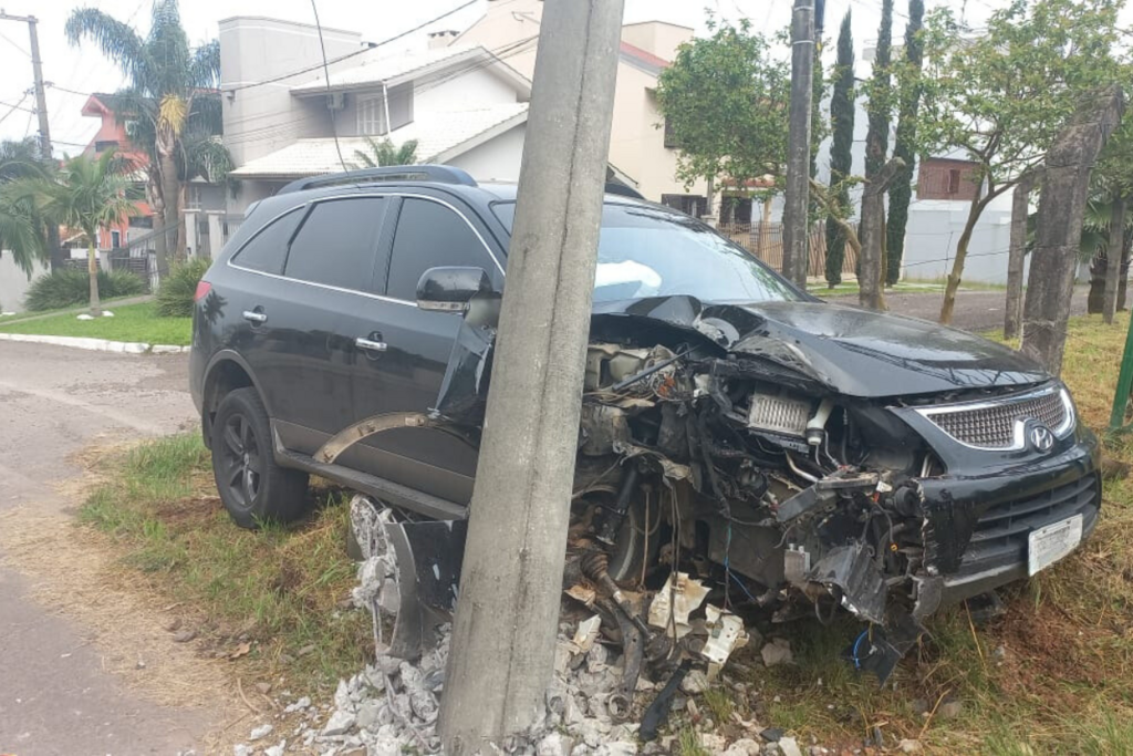 título imagem Carro colide em poste de energia e deixa bairro de Santa Maria sem luz; escola foi afetada