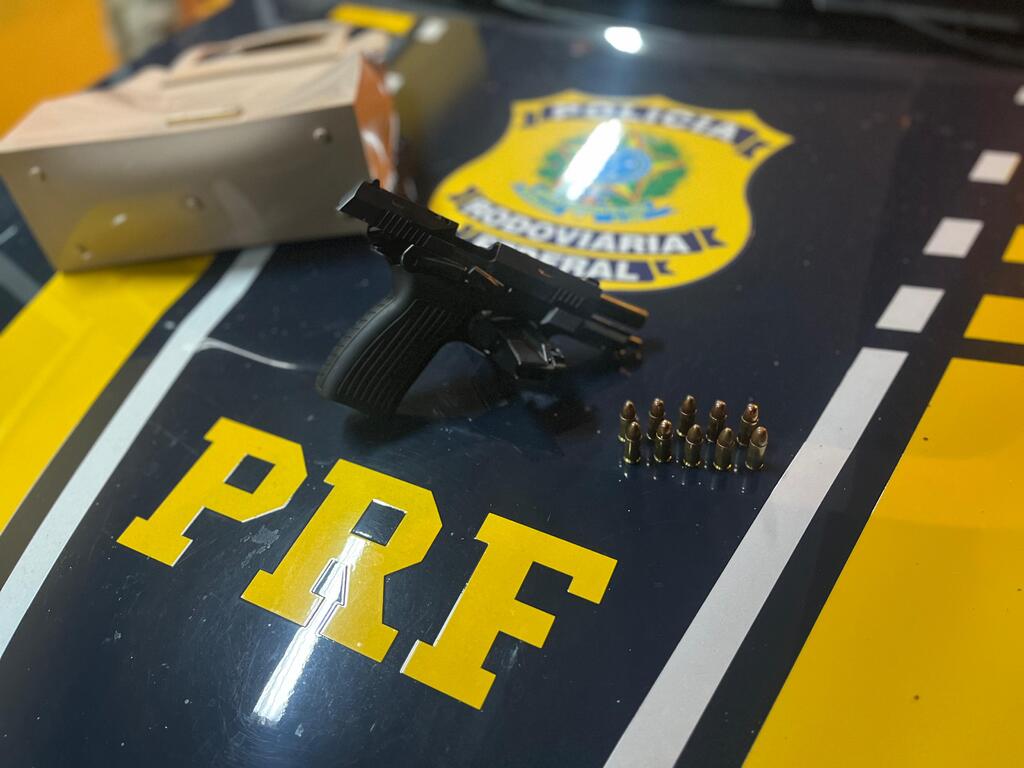 título imagem PRF prende tia e sobrinha transportando arma e munições em Santa Maria