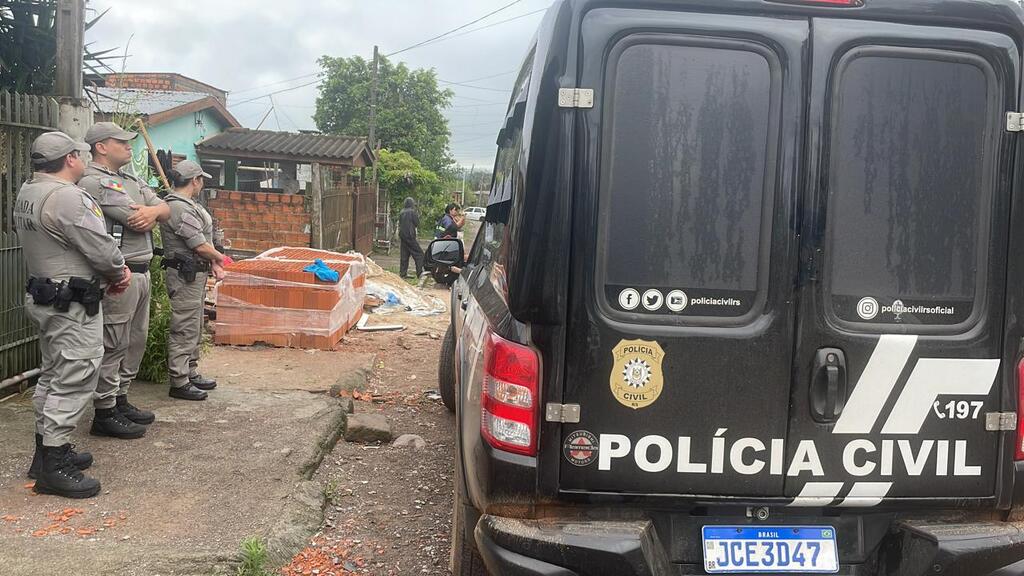 Foto: Gilberto Ferreira - Dois suspeitos da morte de Emerson Francisco Chagas Pedroso Silva, 16 anos, na quarta-feira, no Bairro Noal, foram localizados em apartamento no Centro nesta quinta