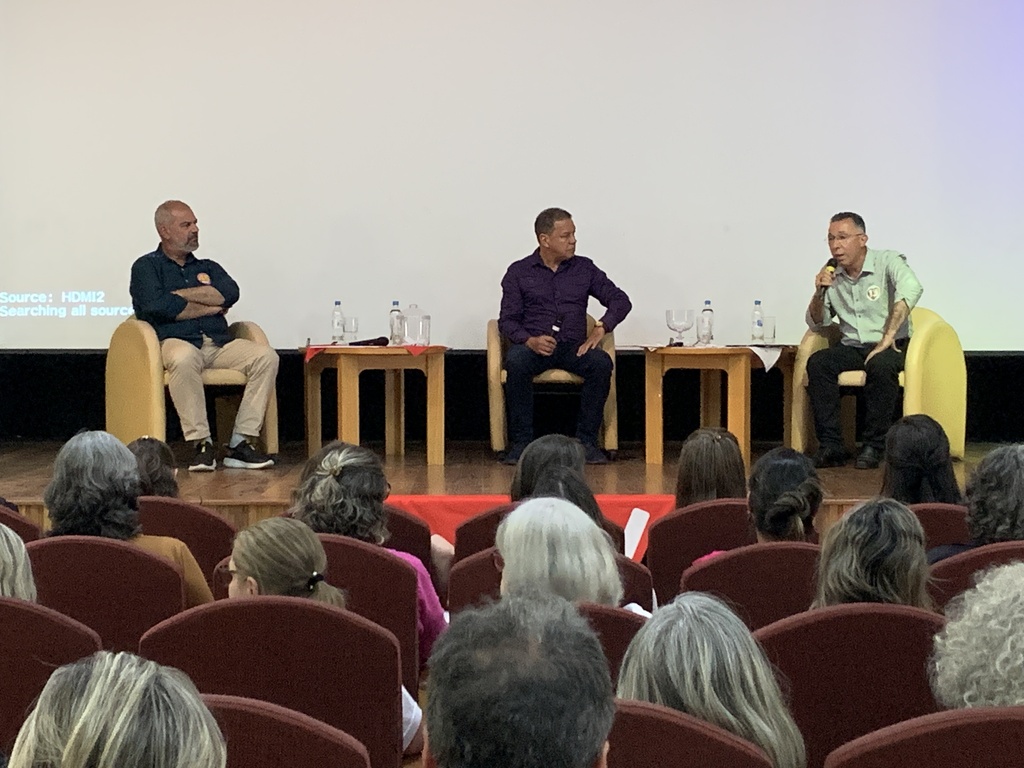 Foto: Mateus Ferreira (Diário) - Os candidatos Rodrigo Decimo (à esq.) e Valdeci Oliveira (à dir.) participaram de um debate,na noite de quinta, promovido pelo Sinprosm