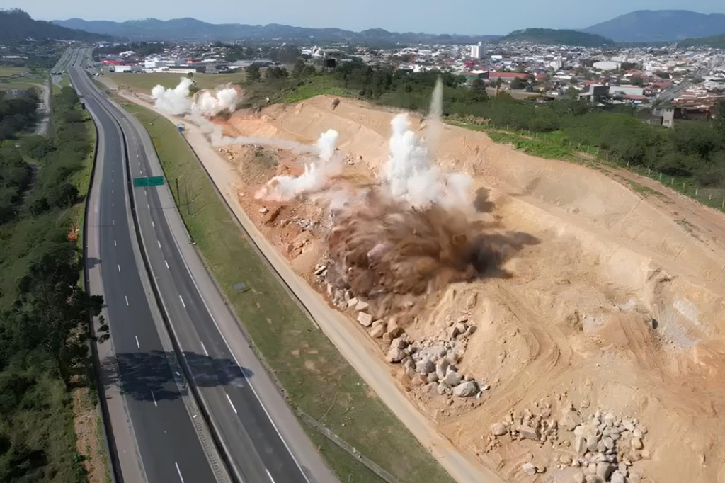 Imagem divulgação CCR ViaCosteira - Detonação de rochas altera tráfego na BR-101 em Capivari de Baixo nesta sexta-feira (18)