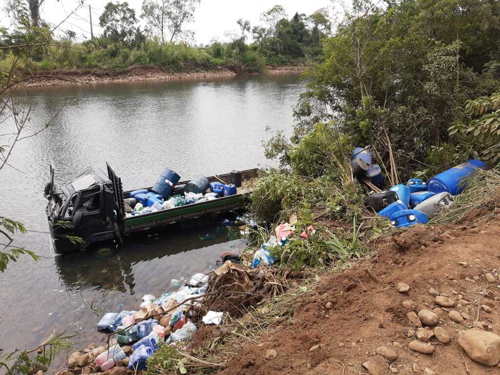 CAMINHÃO CAPOTA E CAI NO RIO CANOAS EM SÃO JOÃO DO SUL
