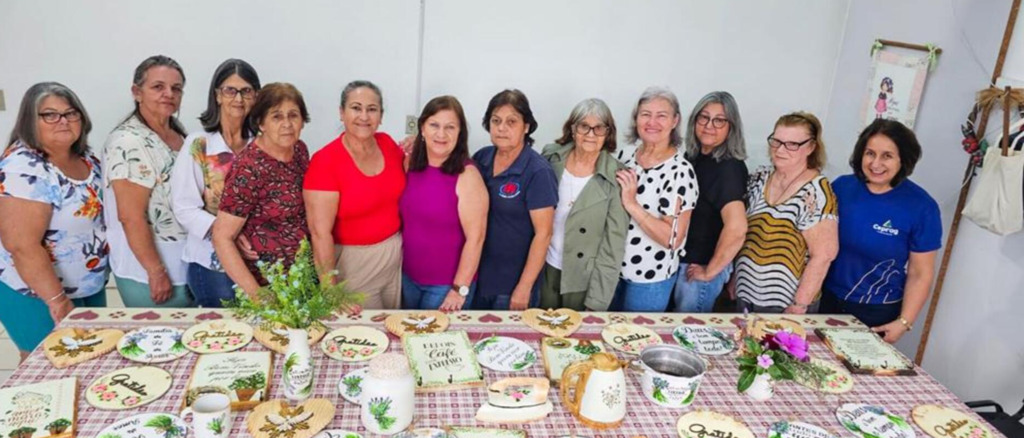 MULHERES DO CLUBE DE MÃES DE SÃO JOÃO DO SUL I CONCLUÍRAM CURSO  DE ARTESANATO EM MADEIRA