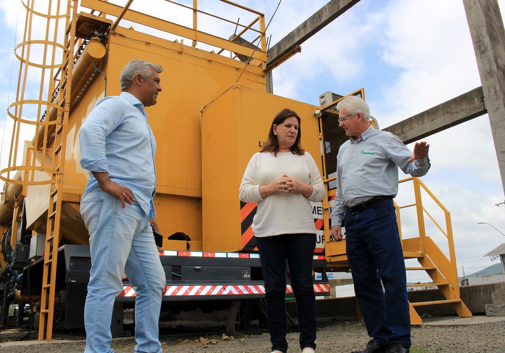 Carmen Zanotto visita Amures e instalações da usina de asfalto