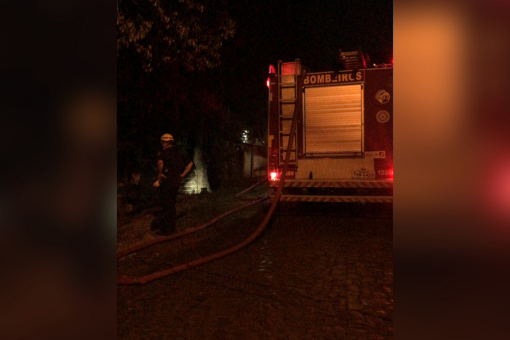 título imagem Casa é incendiada em rua onde jovem foi morto na tarde de sexta-feira em Santa Maria