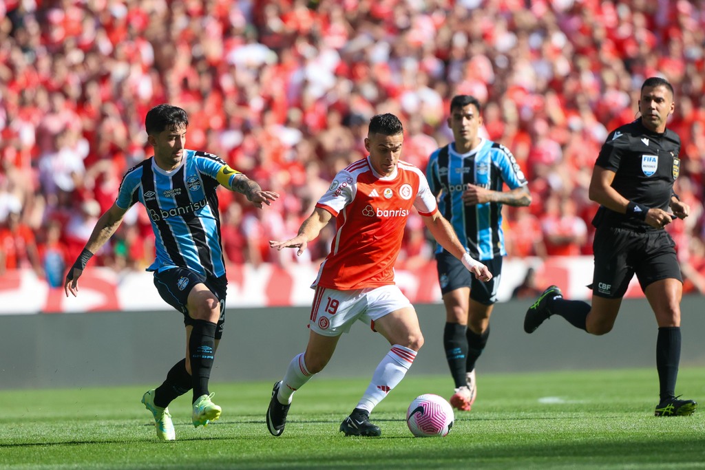 Inter vence o Grêmio por 1 a 0, fica no G-6 e deixa o rival a três pontos do Z-4