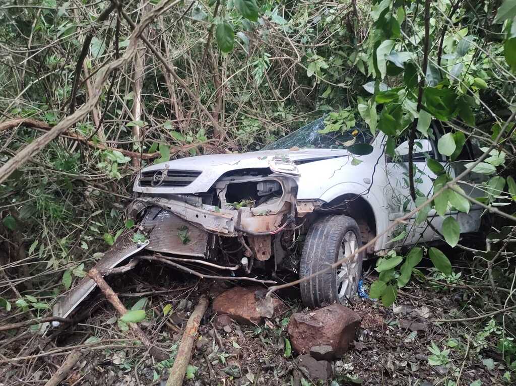 Acidente entre carro e caminhão deixa uma pessoa ferida na BR 163