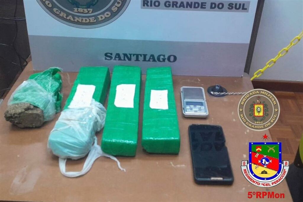 título imagem Dupla é presa por tráfico de drogas em Santiago