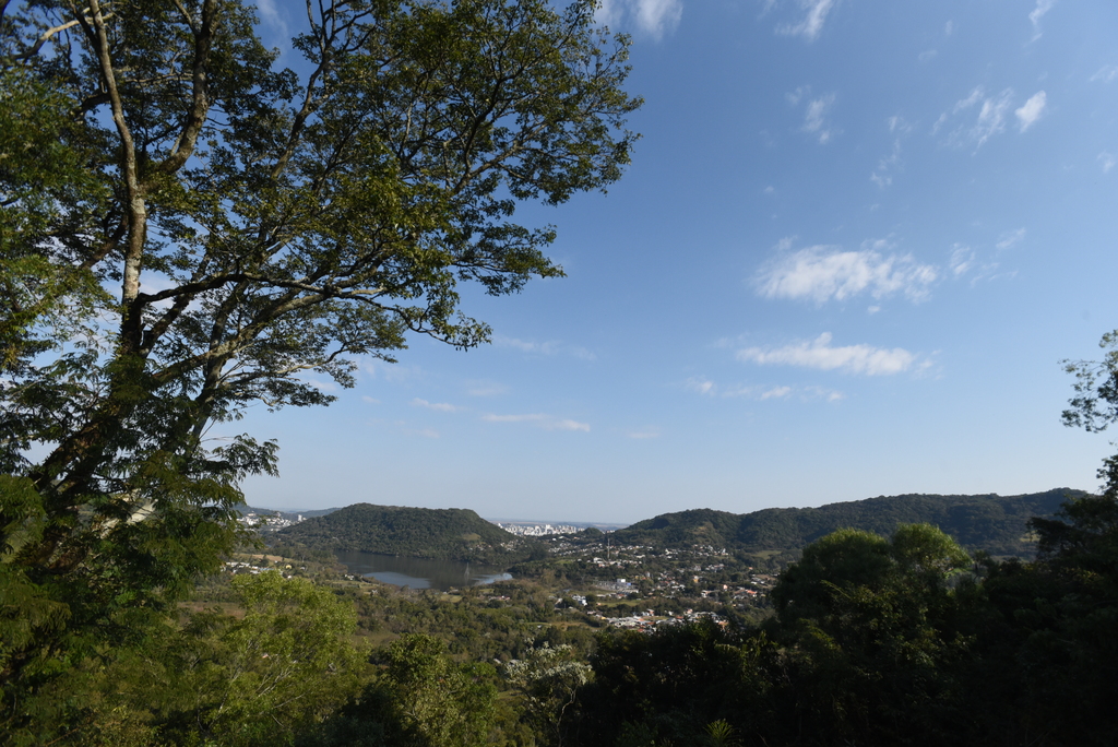 Semana inicia com sol e temperaturas elevadas; tempo pode mudar durante a semana