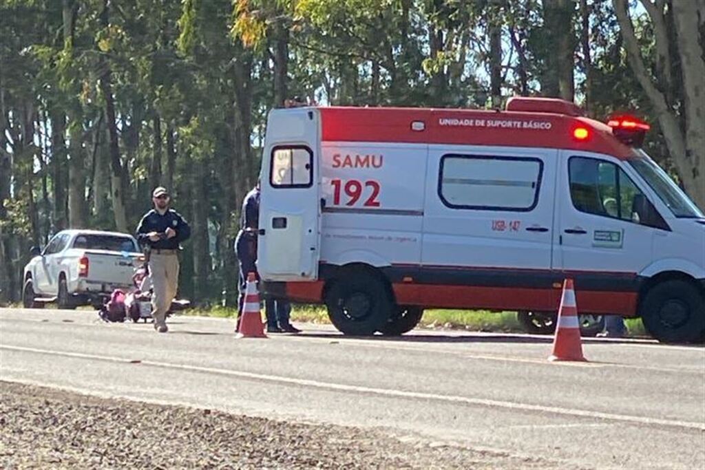 título imagem Mulher fica ferida em colisão entre motocicleta e automóvel na BR-287