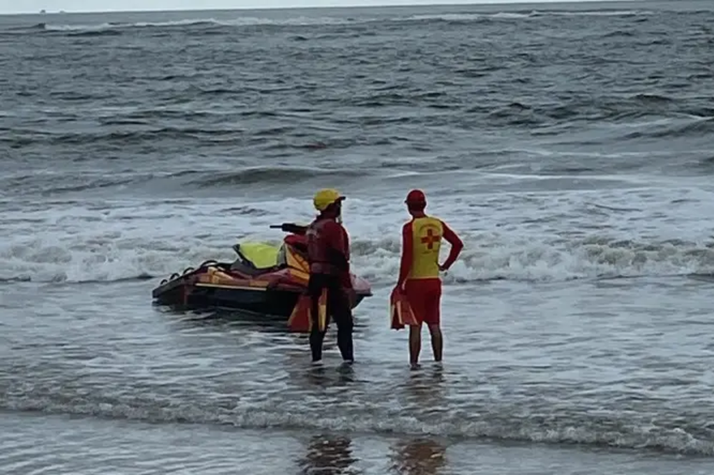 Imagem reprodução Corpo de Bombeiros - Corpo de policial desaparece após afogamento na Praia do Rosa