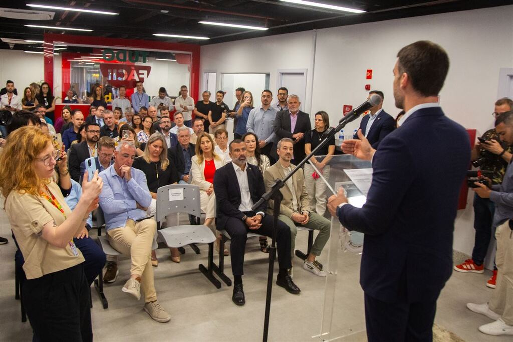 Foto: Beto Albert - Governador cumpriu agenda na cidade na tarde desta segunda-feira. Uma das ações foi a inauguração da unidade do Tudo Fácil (foto)