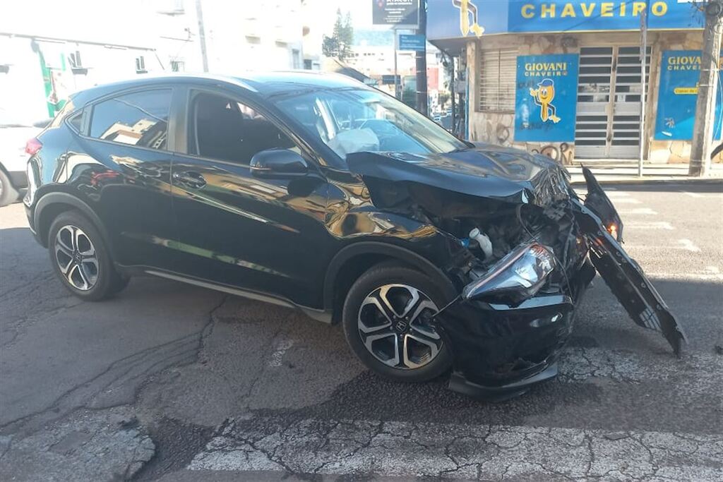 Acidente de trânsito deixa semáforo inoperante e causa lentidão no Centro de Santa Maria