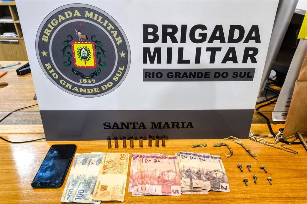 Foto: Brigada Militar - Munições, drogas, dinheiro e um medicamento roubado foi apreendido com o homem