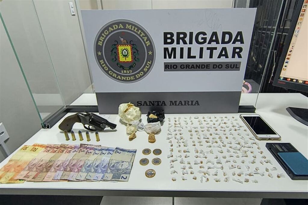 título imagem Mulher é presa por tráfico de drogas e porte ilegal de arma em Santa Maria