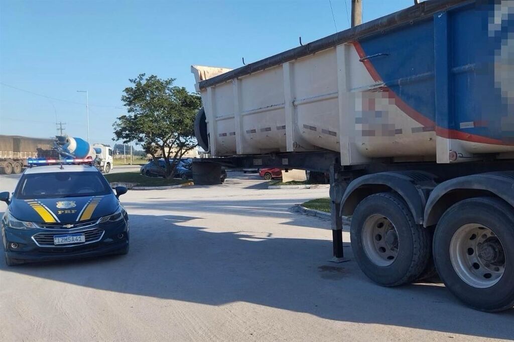 PRF recupera semirreboque com placas clonadas em Santa Maria