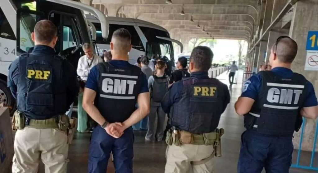 PRF realiza ação contra importunação sexual em terminal rodoviário de Blumenau.