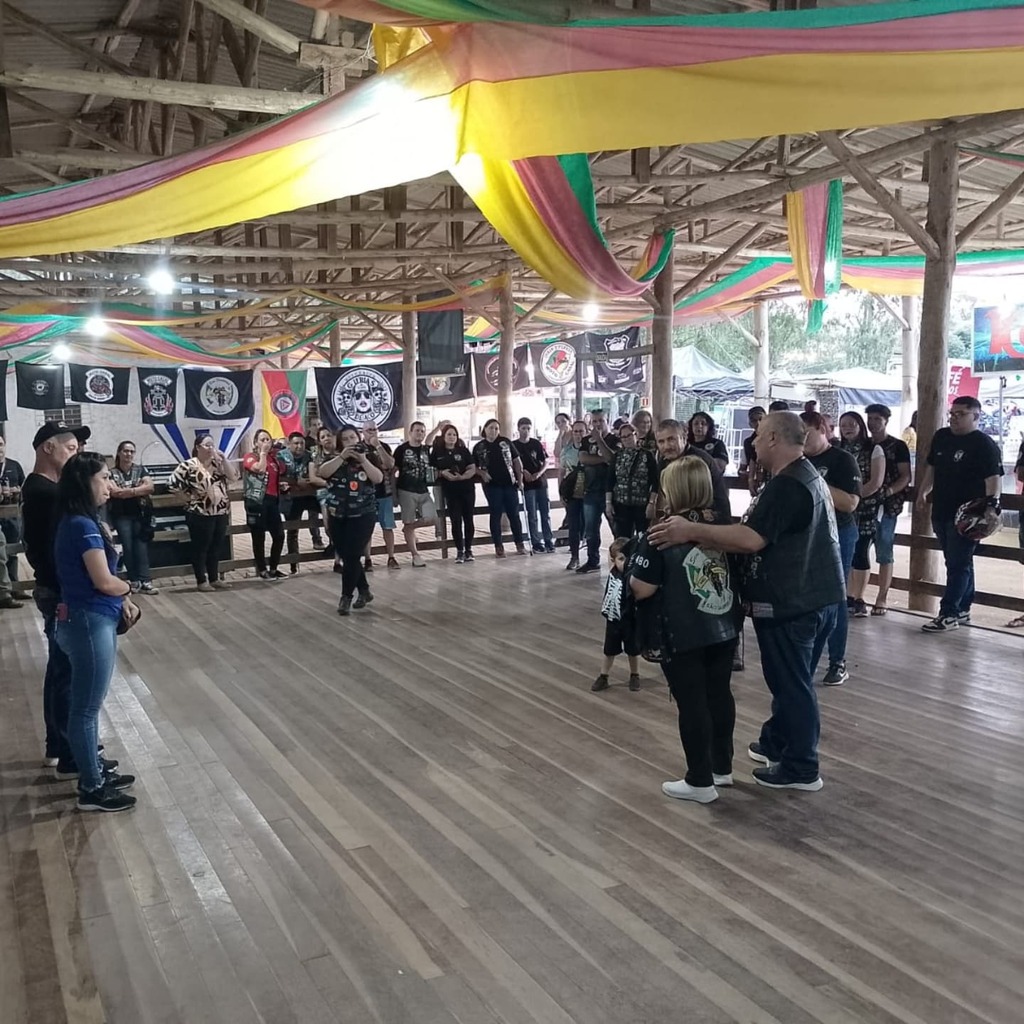 MOTO GRUPO GAÚCHOS SEM FRONTEIRA PRESTA HOMENAGEM À JOÃO HENRIQUE.