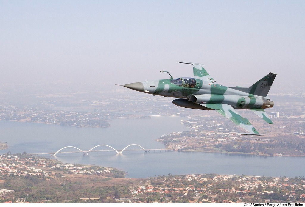 Avião da Força Aérea Brasileira cai durante treinamento na região metropolitana de Natal; Piloto se ejetou antes da queda