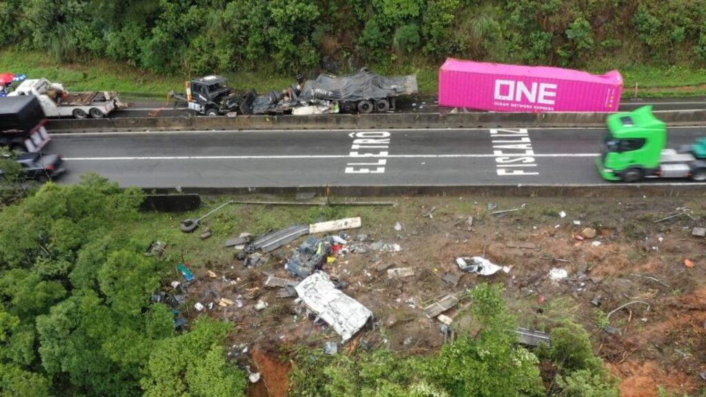 BR-376 será totalmente bloqueada nesta terça-feira para limpeza de acidente trágico