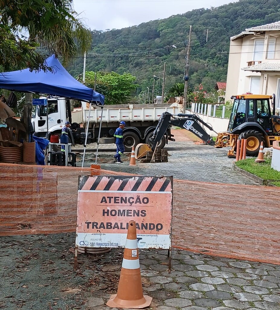 Instalação da rede coletora de esgoto continua avançando em São Francisco do Sul