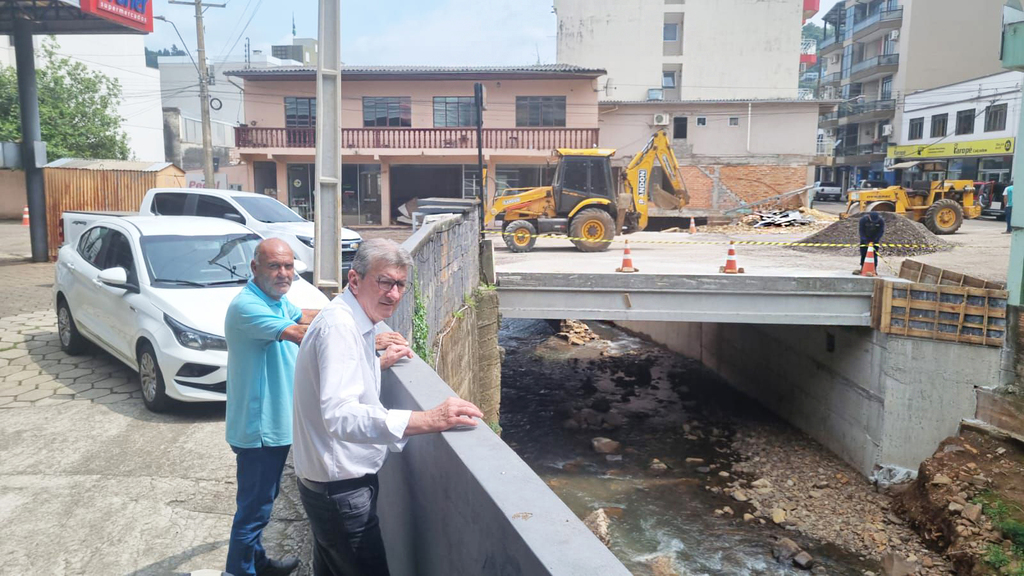 Em tempo recorde a Prefeitura constrói ponte, devido a cheia do Rio Capinzal ter destruído a tubulação que proporcionava livre trânsito