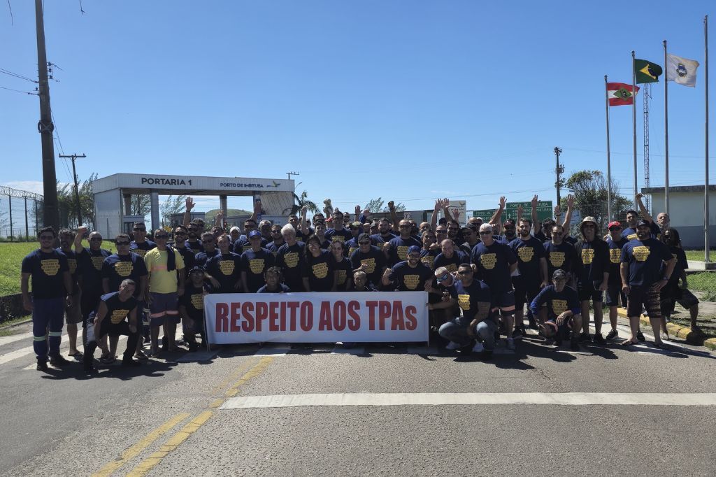  - trabalhadores portuários  se reuniram em frente ao Porto de Imbituba para protestar contra a proposta de alteração da Lei dos Portos (Lei 12.815/2013) - Foto: divulgação