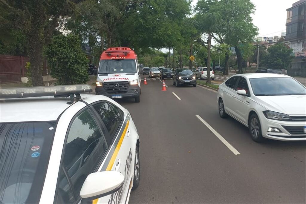 Acidente entre carro e moto causa lentidão na Avenida Dores em Santa Maria