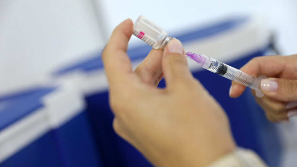 Não é só Covid: escassez de vacinas contra a dengue preocupa em SC