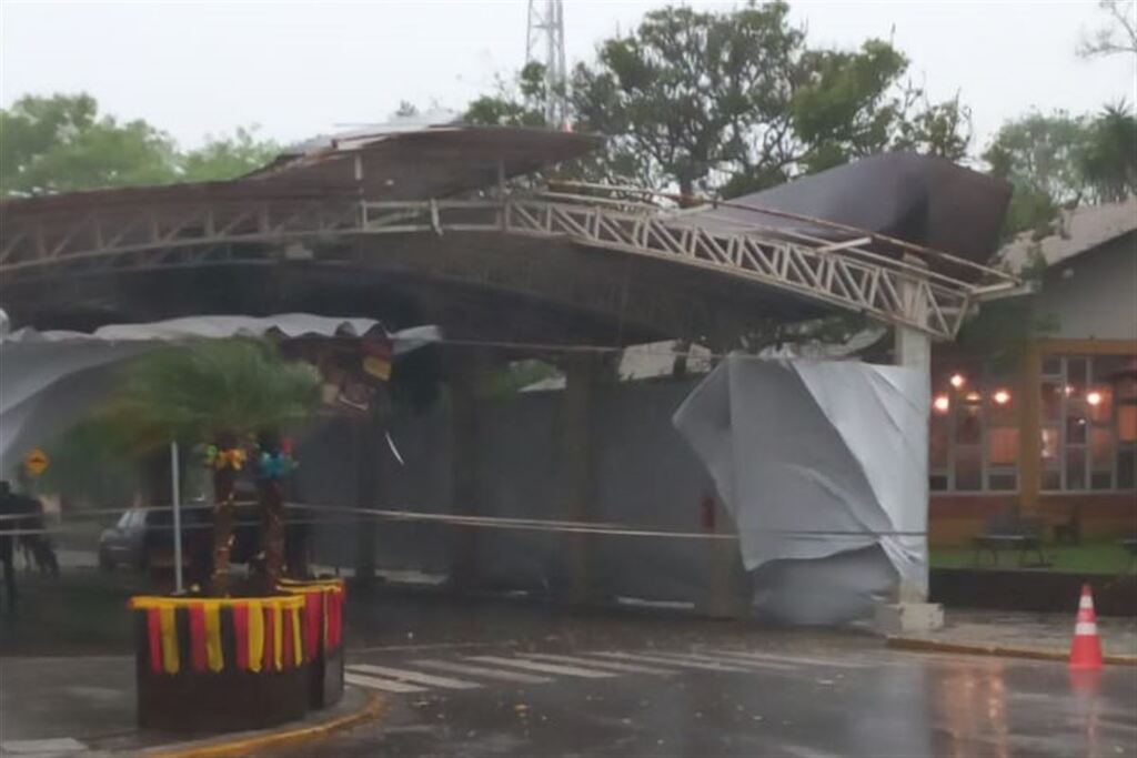 Temporal deixa estruturas destelhadas e árvores caídas em São Vicente do Sul