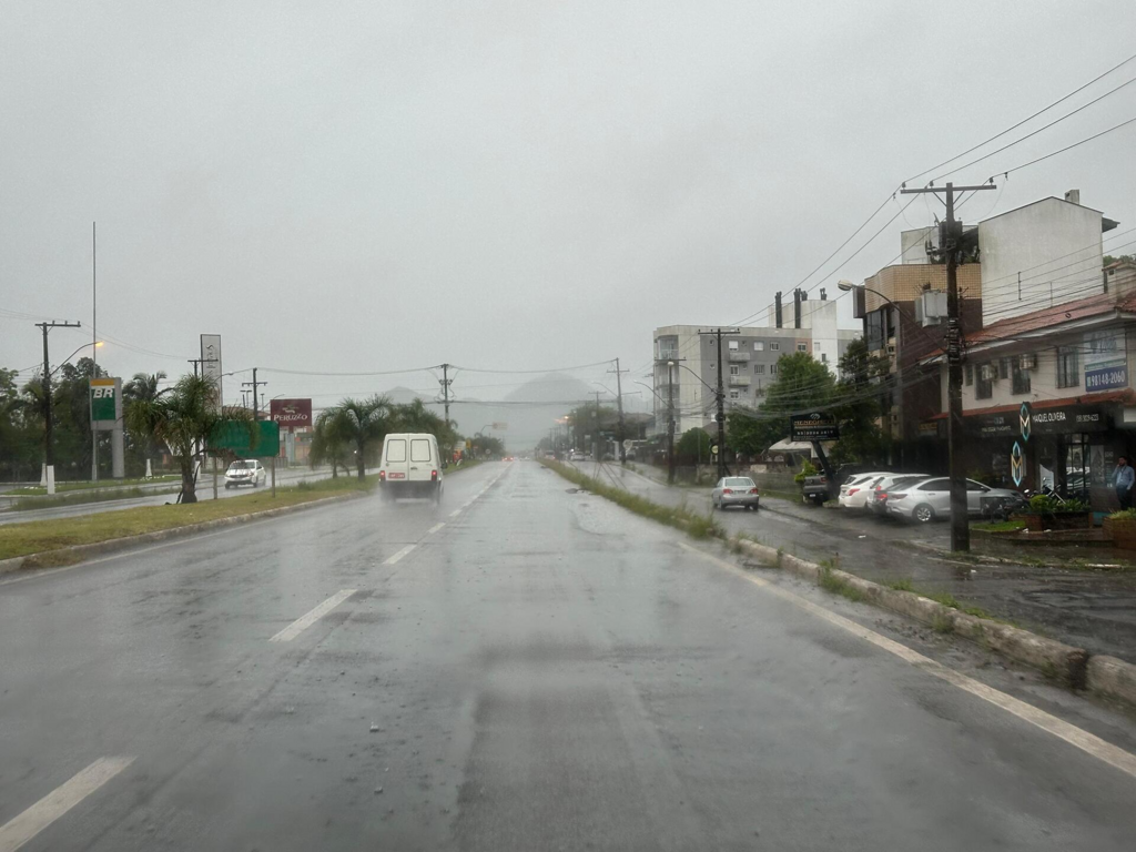 VÍDEO: Defesa Civil registra pelo menos 30 ocorrências em função do temporal em Santa Maria