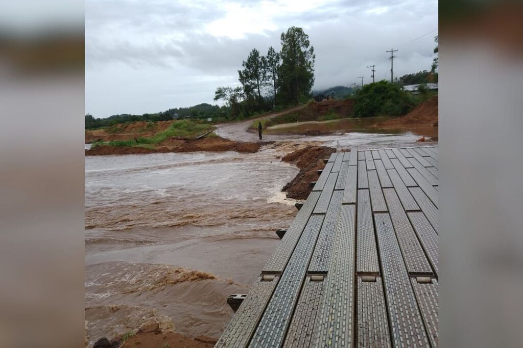 Ponte móvel fica submersa na ERS-348 e trânsito segue bloqueado em Faxinal do Soturno