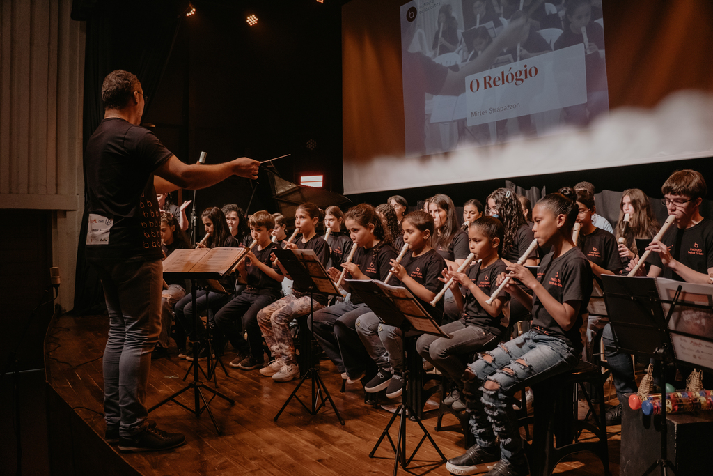 Orquestra Infantojuvenil de Flautas encanta Joinville com espetáculo 