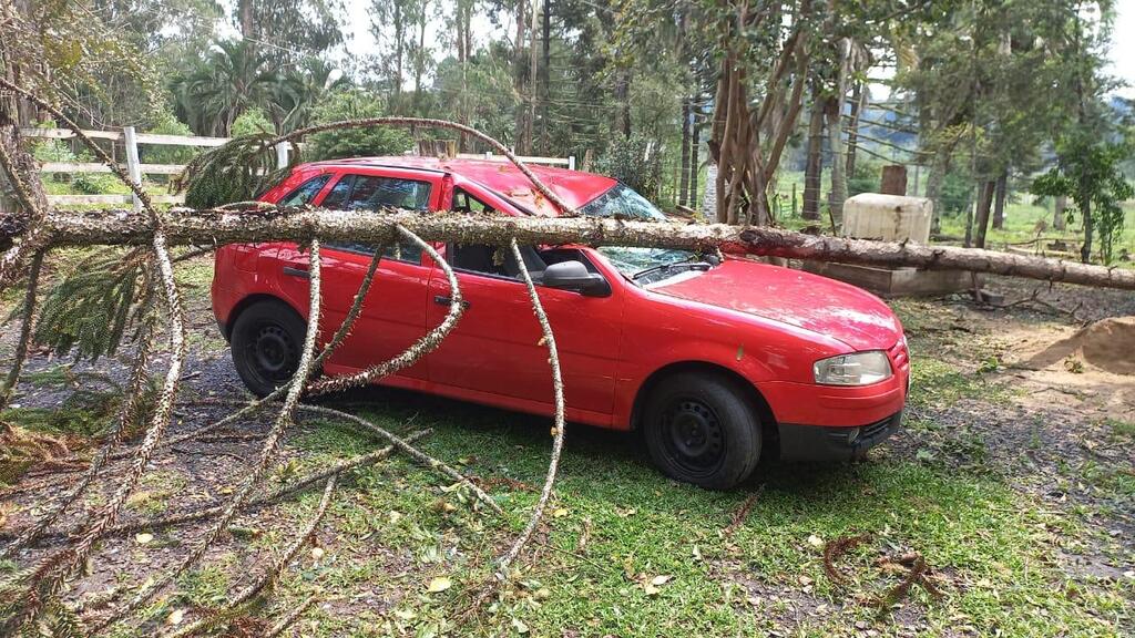  Defesa Civil registra destelhamentos causados pela tempestade desta quinta-feira