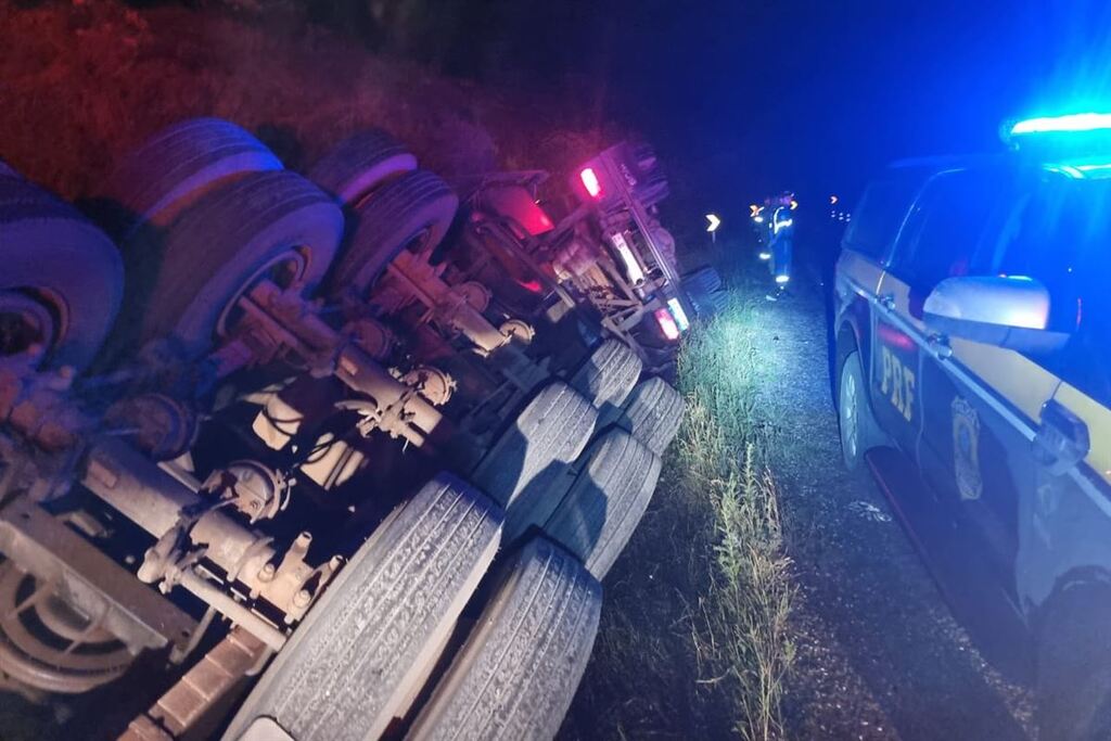 Foto: Polícia Rodoviária Federal (PRF) - Carreta carregada de adubo tombou na madrugada desta sexta-feria em Santana do Livramento